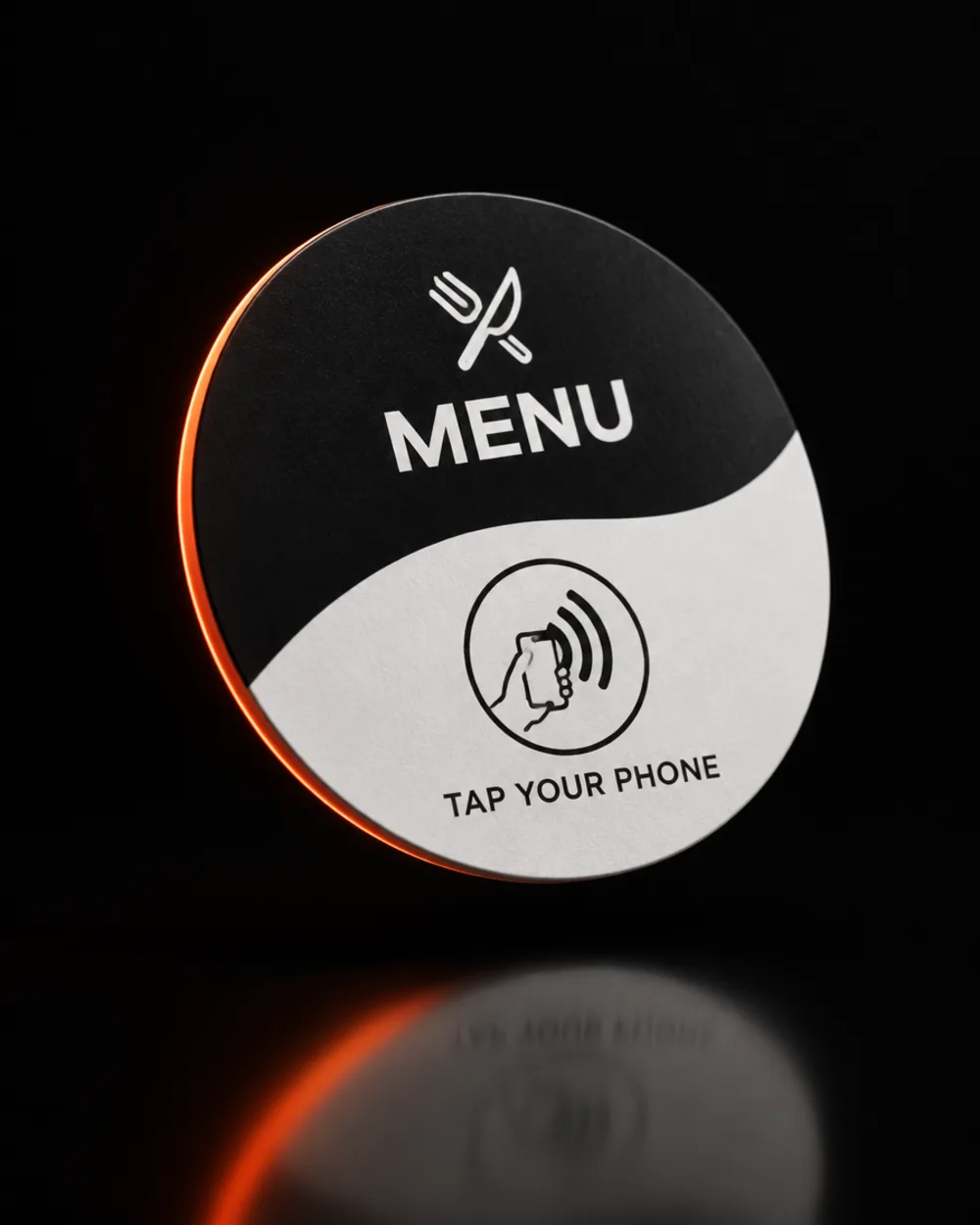Disco de menu NFC redondo preto e branco da Brandable com convite para aproximar o telemóvel